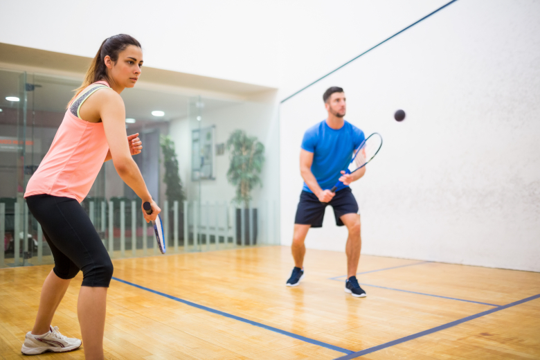 Zwei Studenten spielen Squash