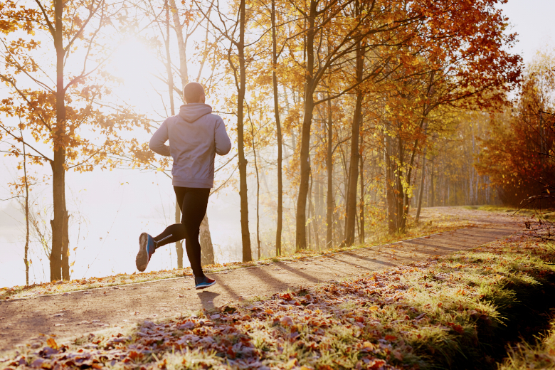 Student joggt durch den Wald