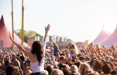 Große Menschenmenge genießt ein Konzert