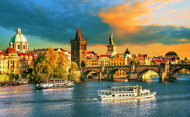 Panoramablick auf die Moldau, die Karlsbrücke und das historische Prag