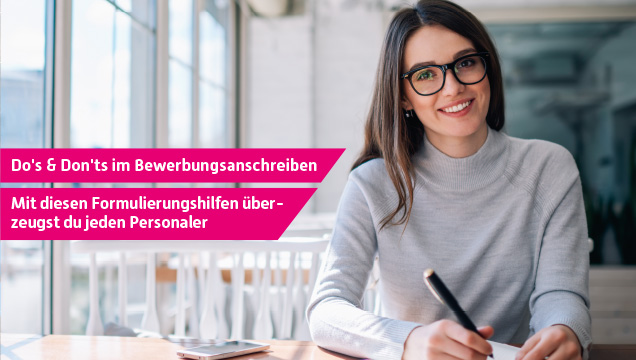 Studentin schreibt eine Bewerbung