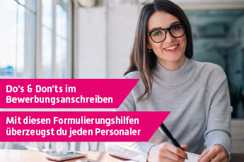 Studentin schreibt eine Bewerbung